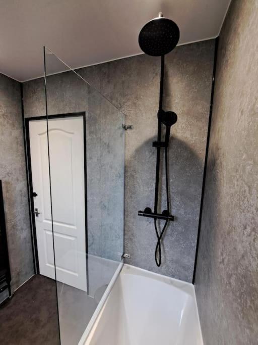 Glasgow Apartment Close To The Airport Renfrew Exterior photo